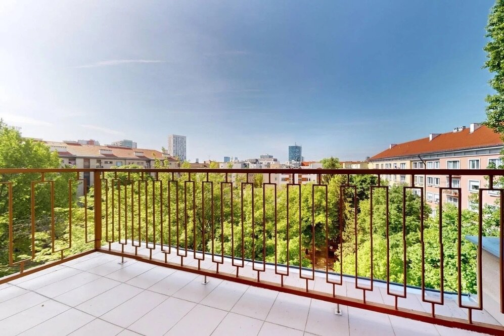 New Bright & Quiet Central Studio – Top Floor